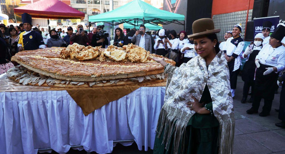 Durante dos días se preparó el Sándwich de Chola "más grande del mundo" en La Paz. Foto: EFE