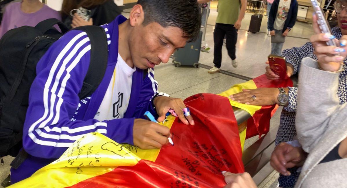 El atleta orureño fue recibido por un grupo de bolivianos en Francia y periodistas en el aeropuerto. Foto: Twitter vía @FerNurnberg