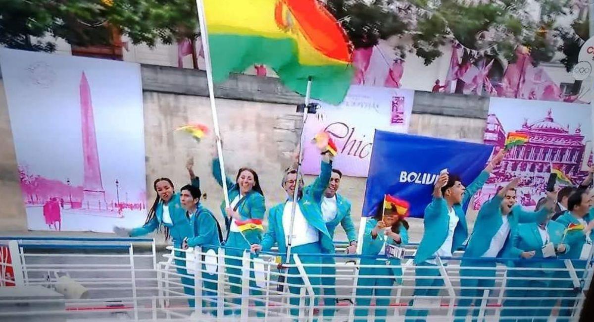 Los medios de comunicación captaron el momento en el que la delegación de Bolivia pasó ondeando la bandera. Foto: Facebook Fuerzas Armadas de Bolivia