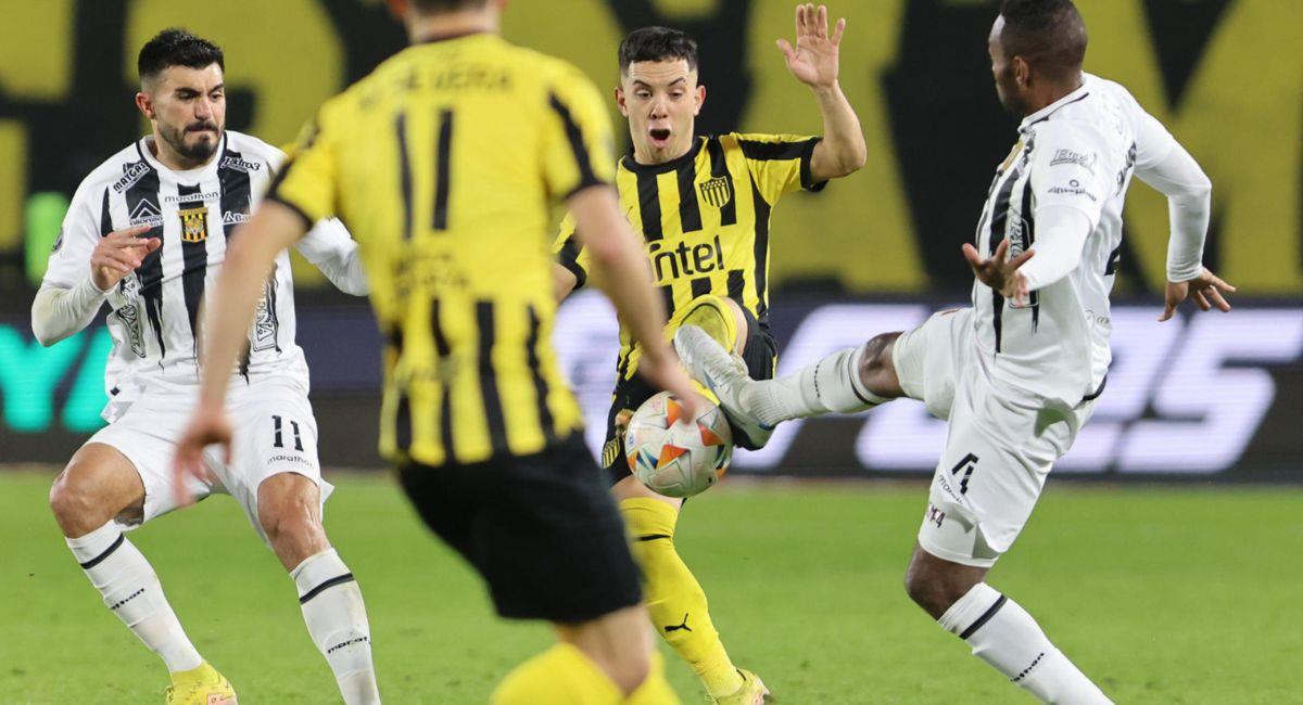 Peñarol llega a este encuentro confiado en que una derrota de hasta tres goles le basta para avanzar. Foto: EFE